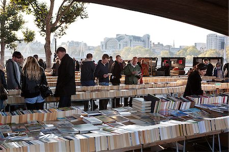 Used book market under Waterloo Bridge, South Bank, London, England, United Kingdom, Europe Foto de stock - Direito Controlado, Número: 841-06345154