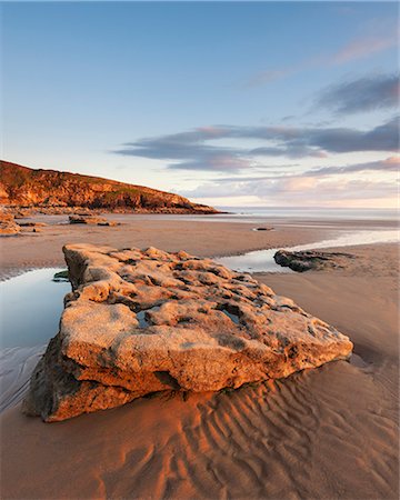 Coucher de soleil sur les rochers avec écoulement d'eau à Dunraven Bay, Southerndown, pays de Galles Photographie de stock - Rights-Managed, Code: 841-06345325