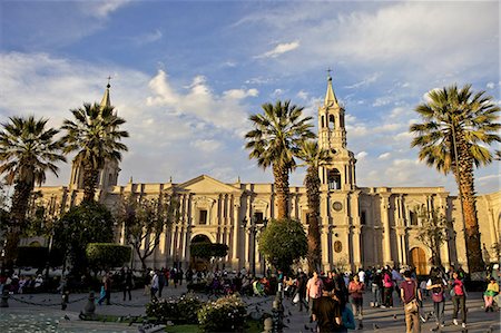 plaza de armas - Plaza de Armas, Arequipa Cathedral in background, Arequipa , peru, peruvian, south america, south american, latin america, latin american South America Foto de stock - Con derechos protegidos, Código: 841-06345436