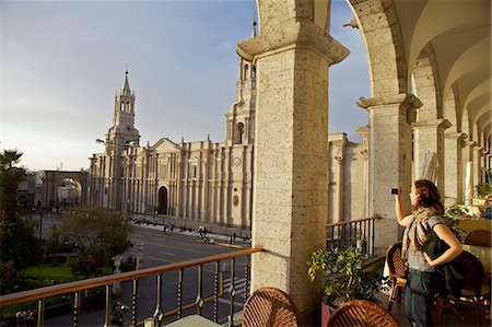 plaza de armas - Femme prenant la photographie de la cathédrale d'Arequipa (la cathédrale) Plaza de Armas, Arequipa, Pérou, Pérou, Amérique du Sud, Amérique du Sud, l'Amérique latine, Amérique du Sud Amérique latine Photographie de stock - Rights-Managed, Code: 841-06345443