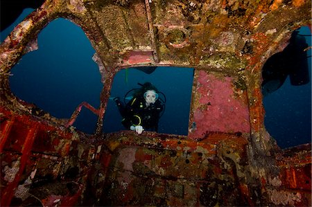 plongeuse sous-marine - Plongeur entrant dans le pare-brise d'une épave d'avion de quatre places, Philippines, Asie du sud-est, Asie Photographie de stock - Rights-Managed, Code: 841-06340929
