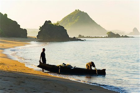 Retour à Kuta Beach avec son quotidien de pêcheur capture, Kuta Lombok (Indonésie), l'Asie du sud-est, Asie Photographie de stock - Rights-Managed, Code: 841-06341131