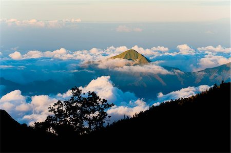 Pics montagneux s'élevant haut au-dessus des nuages de volcan Mont Rinjani, Lombok (Indonésie), l'Asie du sud-est, Asie Photographie de stock - Rights-Managed, Code: 841-06341155