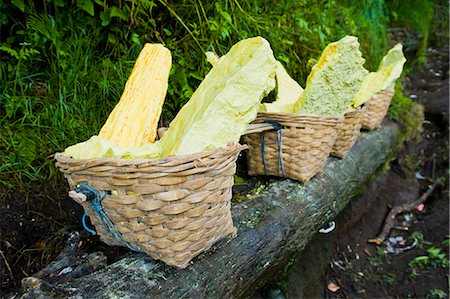 Baskets of bright yellow sulphur, Kawah Ijen, Java, Indonesia, Southeast Asia, Asia Foto de stock - Con derechos protegidos, Código: 841-06341201