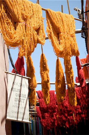 simsearch:700-03612982,k - Brightly coloured wool hanging to dry in the dyers souk, Marrakech, Morocco, North Africa, Africa Foto de stock - Con derechos protegidos, Código: 841-06341302