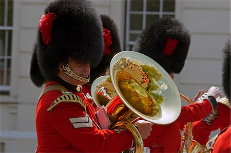 simsearch:841-06341531,k - Coldstream Guards band practise at Wellington Barracks, reflected in the brass tuba, London, England, United Kingdom, Europe Foto de stock - Direito Controlado, Número: 841-06341323