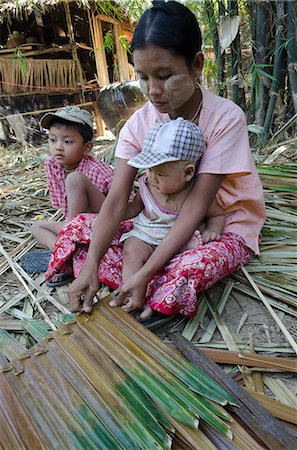 Portrait d'une femme prépare des feuilles pour les façades et toitures, Ye Saing Kone village près de Labutta, delta de l'Irrawaddy, au Myanmar (Birmanie), Asie Photographie de stock - Rights-Managed, Code: 841-06341791