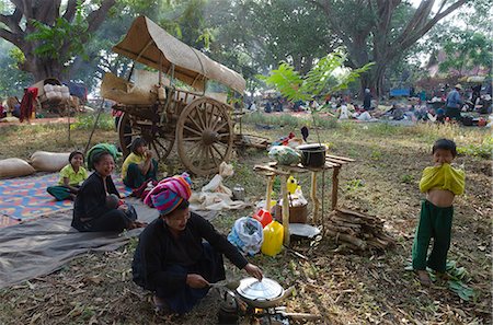 PA Oh minoritaires femmes et des enfants à côté de leur bulle de cuisine panier, festival de Kakku, État Shan, au Myanmar (Birmanie), Asie Photographie de stock - Rights-Managed, Code: 841-06341827