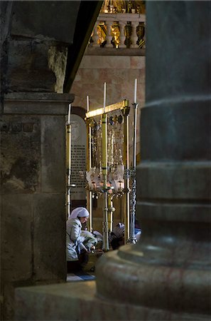 Pèlerins femelles se prosterner à la pierre d'onction à travers les colonnes. Saint Sépulcre, vieille ville, Jérusalem, Israël, Moyen-Orient Photographie de stock - Rights-Managed, Code: 841-06341839