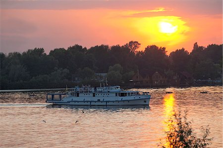 river sunset - Cruise Boat, River Dnipro, Kiev, Ukraine, Europe Stock Photo - Rights-Managed, Code: 841-06341903