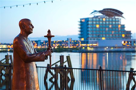 simsearch:841-03867817,k - World Harmony Peace Statue, Cardiff Bay, South Wales, Wales, United Kingdom, Europe Stock Photo - Rights-Managed, Code: 841-06342043