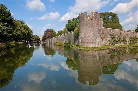 Moat and Bishops Palace, a medieval building, home to the Bishops of Bath and Wells for 800 years, Wells, Somerset, England, United Kingdom, Europe Foto de stock - Direito Controlado, Número: 841-06342072