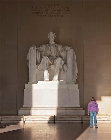 La statue de Lincoln dans le Lincoln Memorial est admiré par une jeune fille, Washington D.C., États-Unis d'Amérique, Amérique du Nord Photographie de stock - Rights-Managed, Code: 841-06342093