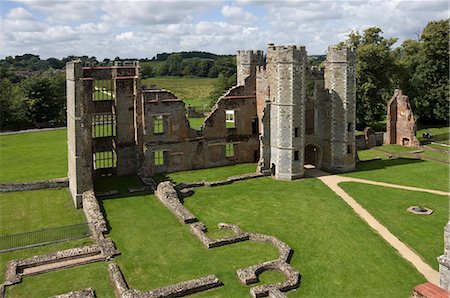 The inner courtyard and gate tower of the 16th century Tudor Cowdray Castle, Midhurst, West Sussex, England, United Kingdom, Europe Foto de stock - Con derechos protegidos, Código: 841-06342396