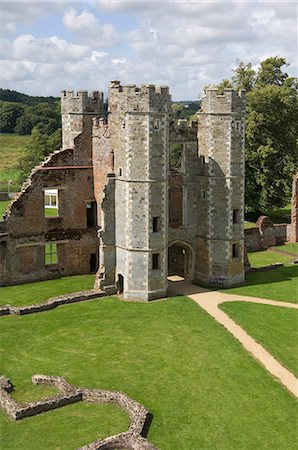 parapeto - The inner gatehouse to the 16th century Tudor Cowdray Castle at Midhurst, West Sussex, England, United Kingdom, Europe Foto de stock - Con derechos protegidos, Código: 841-06342397
