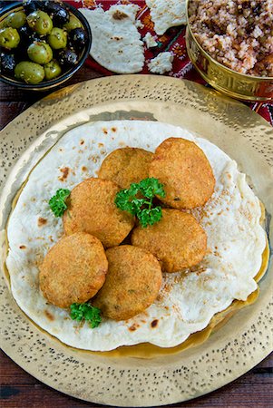 Falafel, un boules frites ou boulettes de pois chiches au sol et ou féverole à petits grains, pays arabe Photographie de stock - Rights-Managed, Code: 841-06342764