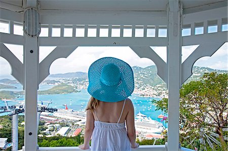 Young woman watching cruise ships in port, Charlotte Amalie, St. Thomas, U.S. Virgin Islands, West Indies, Caribbean, Central America Foto de stock - Direito Controlado, Número: 841-06342837