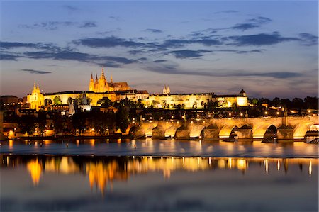 simsearch:841-06343158,k - Cathédrale Saint-Vitus, pont Charles et le quartier du château illuminé la nuit, patrimoine mondial UNESCO, Prague, République tchèque, Europe Photographie de stock - Rights-Managed, Code: 841-06343163