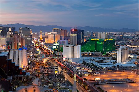 Elevated view of the hotels and casinos along The Strip at dusk, Las Vegas, Nevada, United States of America, North America Foto de stock - Con derechos protegidos, Código: 841-06343176