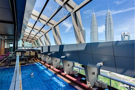 Vue depuis une piscine sur le toit et le skybar de l'emblématique 88 Petronas Towers, Kuala Lumpur, Malaisie, Asie du sud-est Asie Photographie de stock - Rights-Managed, Code: 841-06343275