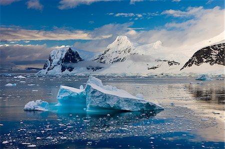 simsearch:841-05962353,k - Icebergs drifting past snow covered mountains on the Gerlache Strait, Antarctic Peninsula, Antarctica, Polar Regions Foto de stock - Con derechos protegidos, Código: 841-06343377