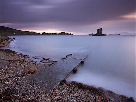 Cale de halage béton conduisant à Castle Stalker et Loch Linnhe, Argyll, Écosse, Royaume-Uni, Europe Photographie de stock - Rights-Managed, Code: 841-06343424