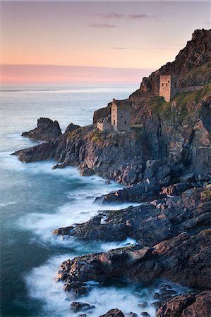 simsearch:400-04495046,k - Restes de couronnes The tin mine moteur maisons sur la côte Atlantique de Cornouailles près de Botallack, St Just, Cornwall, Angleterre, Royaume-Uni, Europe Photographie de stock - Rights-Managed, Code: 841-06343510