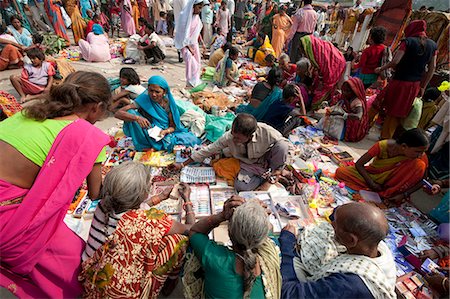 Village women surrounding a stall selling hair products at the Sonepur Cattle fair, Bihar, India, Asia Foto de stock - Con derechos protegidos, Código: 841-06343882
