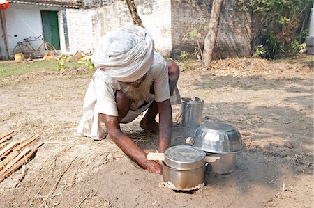 Bihari Mann in weißen Turban und Dhoti, machen Lehm-Backofens im Boden kocht sein Essen bei Sonepur Vieh Fair, Bihar, Indien, Asien Stockbilder - Lizenzpflichtiges, Bildnummer: 841-06343883