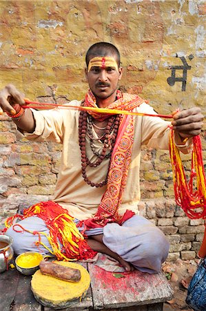 facial decoration - Pundit with Brahman sandalwood paste tilak on his forehead showing holy threads and coloured powder, Hariharnath temple, Sonepur, Bihar, India, Asia Foto de stock - Con derechos protegidos, Código: 841-06343890