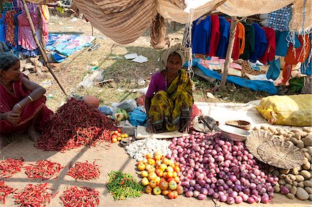 simsearch:841-08102296,k - Étal de légume de marché tribal Desia Kondh, les femme vente piments, tomates, oignons et pommes de terre, près de Rayagada, Orissa, Inde, Asie Photographie de stock - Rights-Managed, Code: 841-06343901