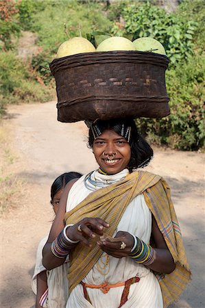 Dunguria Kondh tribeswoman wearing traditional tribal hairgrips and jewellery, carrying basket of melons, Bissam Cuttack, Orissa, India, Asia Foto de stock - Con derechos protegidos, Código: 841-06343914