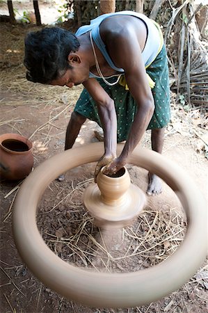 Village potter forming hand made clay pot on potter's wheel spinning in his village workshop, near Rayagada, Orissa, India, Asia Foto de stock - Con derechos protegidos, Código: 841-06343910