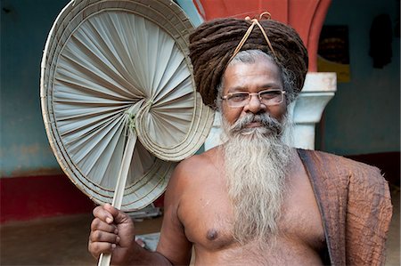 Joranda monk wearing tree bark cloth, holding palm leaf fan, with uncut hair piled up on top of his head, Joranda, Orissa, India, Asia Foto de stock - Con derechos protegidos, Código: 841-06343941