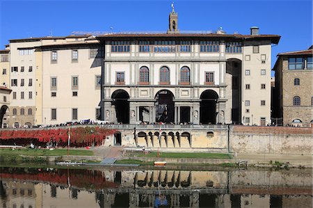 La Galerie des offices se reflète dans la rivière Arno, Florence, patrimoine mondial de l'UNESCO, Toscane, Italie, Europe Photographie de stock - Rights-Managed, Code: 841-06343958