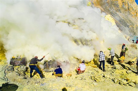 Sulphur miners working in the crater at Kawah Ijen, Java, Indonesia, Southeast Asia, Asia Foto de stock - Con derechos protegidos, Código: 841-06444994