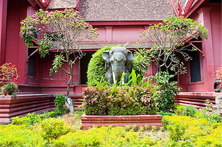 simsearch:841-05846473,k - Elephant statue outside The National Museum of Cambodia, Phnom Penh, Cambodia, Indochina, Southeast Asia, Asia Foto de stock - Con derechos protegidos, Código: 841-06445026