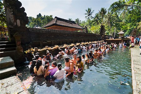 simsearch:841-07081487,k - Balinese people in holy spring water in the sacred pool at Pura Tirta Empul Temple, Tampaksiring, Bali, Indonesia, Southeast Asia, Asia Foto de stock - Con derechos protegidos, Código: 841-06445057