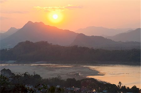 simsearch:841-07653172,k - Sunset over the Mekong River from Wat Phousi, Luang Prabang, Laos, Indochina, Southeast Asia, Asia Foto de stock - Con derechos protegidos, Código: 841-06445135