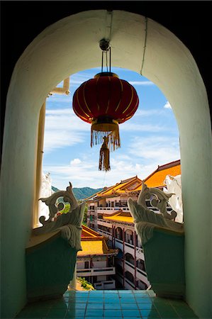 penang - Lanterne chinoise suspendus dans une fenêtre d'arche à Kek Lok Si Temple, Penang (Malaisie), l'Asie du sud-est, Asie Photographie de stock - Rights-Managed, Code: 841-06445204