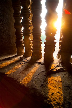 Coucher de soleil à travers les piliers en pierre à Angkor Wat, Angkor Temple complexe, patrimoine mondial de l'UNESCO, Province de Siem Reap, Cambodge, Indochine, Asie du sud-est, Asie Photographie de stock - Rights-Managed, Code: 841-06445206