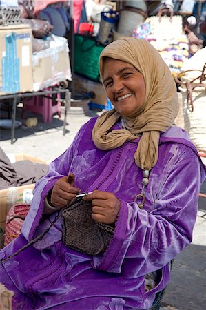 A woman in traditional dress knitting wool hats in the souk, Marrakech, Morocco, North Africa, Africa Foto de stock - Con derechos protegidos, Código: 841-06445532