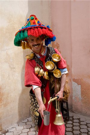 ethnic morocco - Un vendeur d'eau habillé en costume traditionnel de berbère coloré en Marrakech, Maroc, Afrique du Nord, Afrique Photographie de stock - Rights-Managed, Code: 841-06445542