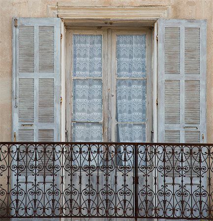 Eine alte Fenster, Eisen Balkon und Spitzen Vorhänge in dem malerischen Dorf Aregno in der Binnenschifffahrt Haute Balagne Region, Korsika, Frankreich, Europa Stockbilder - Lizenzpflichtiges, Bildnummer: 841-06445550