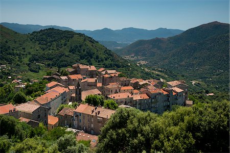 francia - An aerial view of  the rooftops of Sainte-Lucie-de-Tallano in the Alta Rocca region of Corsica, France, Europe Foto de stock - Con derechos protegidos, Código: 841-06445588