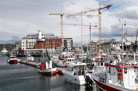 simsearch:841-03672375,k - Bateaux de pêche locaux et grues travaillant sur le nouveau site de la bibliothèque pour la Norvège du Nord, port de Bodo, au nord du cercle Arctique, Nordland, Norvège, Scandinavie, Europe Photographie de stock - Rights-Managed, Code: 841-06445601