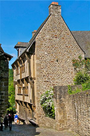 Governor's house, a 15th century mansion in an old cobbled street, Old Town, Dinan, Cotes d'Armor, Brittany, France, Europe Fotografie stock - Rights-Managed, Codice: 841-06445945