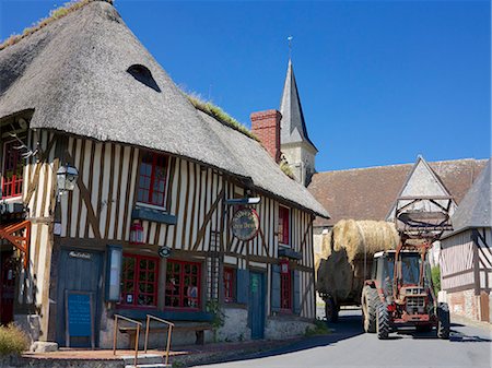 Auberge des Deux Tonneaux (Two Barrels Inn), typical ancient Norman cottage, thatched and half timbered, with tractor, Pierrefitte en Auge, Calvados, Normandy, France, Europe Foto de stock - Con derechos protegidos, Código: 841-06445943