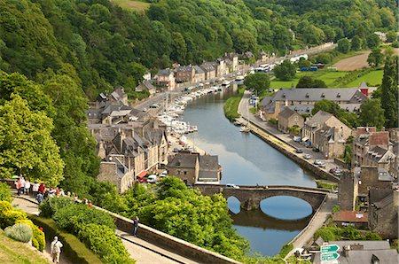 Boats and houses along the Banks of the River Rance, with the Old Stone bridge, Dinan, Cotes d'Armor, Brittany, France, Europe Foto de stock - Direito Controlado, Número: 841-06445967