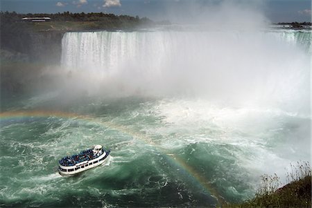 Maid of the Mist boat ride, at the base of Niagara Falls, Canadian side, Ontario, Canada, North America Foto de stock - Direito Controlado, Número: 841-06446075